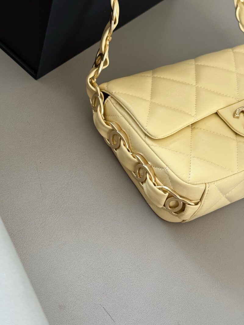 240 boxes
size：21*16cm
Xiaoxiangjia 25s Thick Chain Underarm Bag
Classic yet practical
Irresistible vintage
The more I watch, the more I like it!
Cute and lovely chicken yellow/very suitable for summer color matching~
