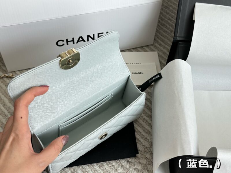 4d32e10549.jpg 210 box
size:19*10cm
Xiaoxiangjia 23Kelly Mobile Bag
This bag type is a whole love to live in
Little Kelly Grandma/Exquisite and Cute/
You can put your phone on
Can be carried by hand or slung diagonally
The caviar cowhide is too perfect!