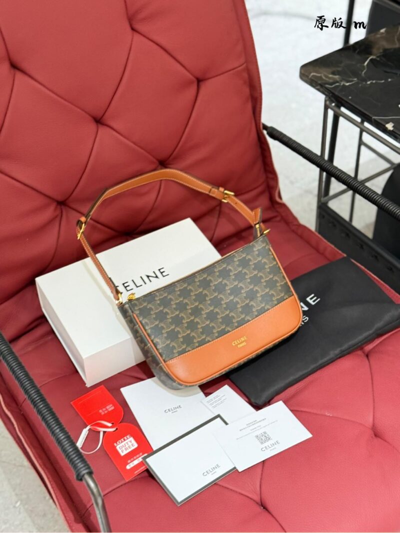 4d36a3937c.jpg Celine Underarm Bag P205
Celine/Celine Mahjong Underarm Bag#
The bag is more retro and recognizable, and it is very fashionable to carry it by hand or clip it under the armpit!! Although not suitable for crossbody, the shoulder strap can also be adju...