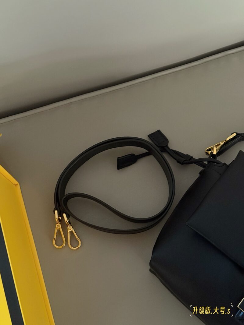 4d4160ef87.jpg 250 265 box upgrade version
Size: 16 * 13cm (small)
26.5 * 18cm (large)
The latest series Mama Baguette has truly been designed to the hearts of fairies!
Fendi's latest magic wand
Fresh and elegant!