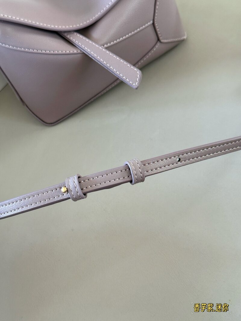 4d4af1d895.jpg 235 box
Size: 18 * 10cm (mini)
Loewe Geometry Package Puzzle
Truly cannot be missed,
?? Cowhide quality!
Completely hold on!
Even high-level ones have to overflow