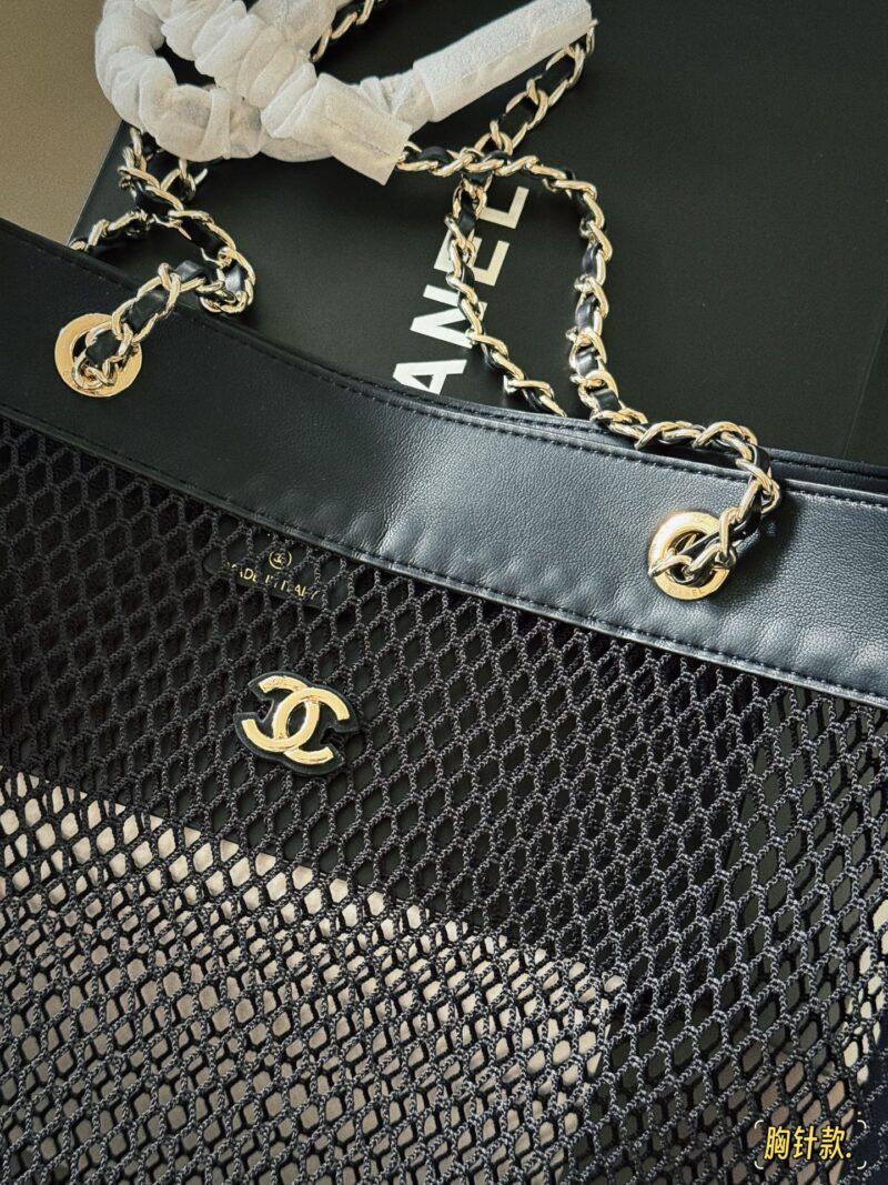 4d57ca296f.jpg 220 230 (brooch) with box
size:41*23cm
Xiaoxiangjia 25S fishing net bag
You can DIY it perfectly with the brooch!
It's too fragrant to love
There is also a small card bag inside, which can hold some change cards~
Hahaha, this is also perfect for su...