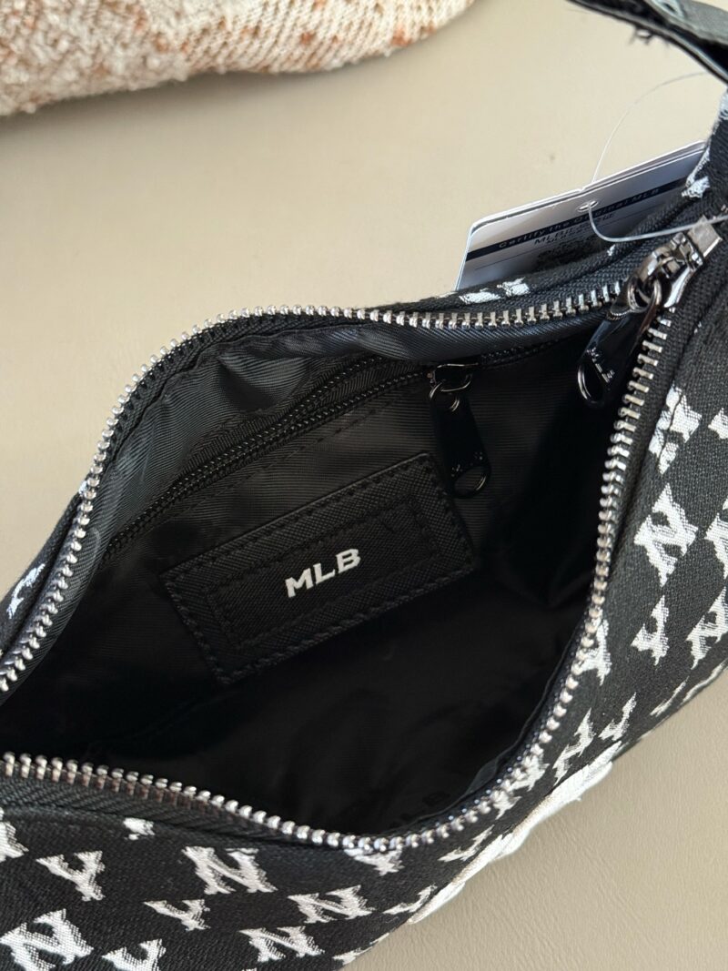 4d586e0084.jpg 170 boxes
size:22*15cm
Summer travel|
We can't do without an MLB armpit bag
MLB Cowboy Canvas Underarm Bag
The capacity is not small either
Can accommodate travel beauty gadgets
Who wouldn't love retro vintage vintage MLB? It's really amazing!