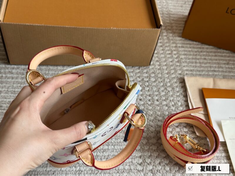 4d69b36861.jpg 230 color changing leather box
Size: 20 * 4cm (small)
L Home Alma Shell Bag
Introverted! Deep and profound! flavoursome!
This versatile classic handbag
Still highly favored by modern people!
