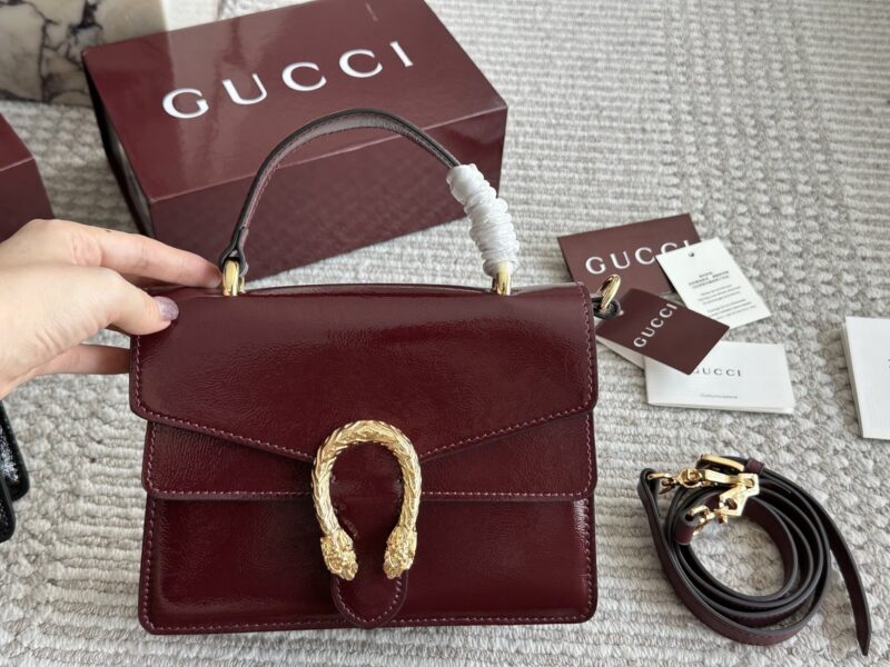 4d6ac360f7.jpg 250 boxes
size:22 16cm
GG's latest wine god bag with shiny leather
Latest fabric paired with Shijiushen buckle
Super good-looking