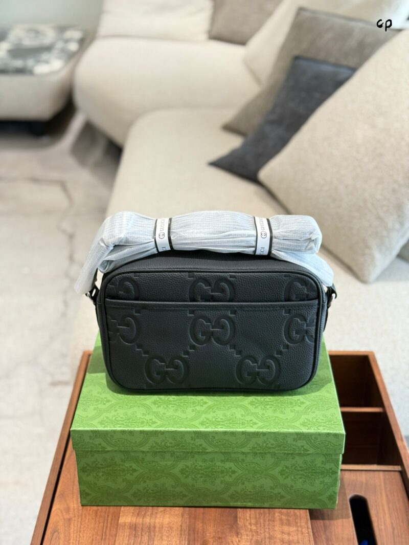 Gucci Leather Embossed Camera Bag P255
JUMBO GG Medium Postman Bag AABY7 1000, Gucci's enduring design incorporates a series of natural colors, presenting new iterations season after season. For Cruise 2024, black enriches the latest leather product ...