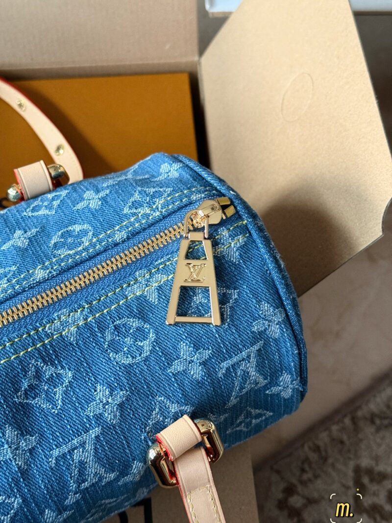 4d7b6c88da.jpg 290 boxes
Size: 27 * 13cm (large bag)
15 * 6.5cm (small bag)
24 Spring L Home Denim Denim New Collection
Rocket at the beginning of the New Year
My favorite of this classic remake is the one shoulder Barbican Dragon. Who wouldn't be tempted by it!!
V...
