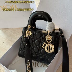 260 fold
Size: 25 * 20cm (small)
Excellent quality, understand the goods ??
The entire bag is made of cowhide quality
It's really too advanced!
Ice cream color/This color is so stunning!
Search Lv on the go shopping bag