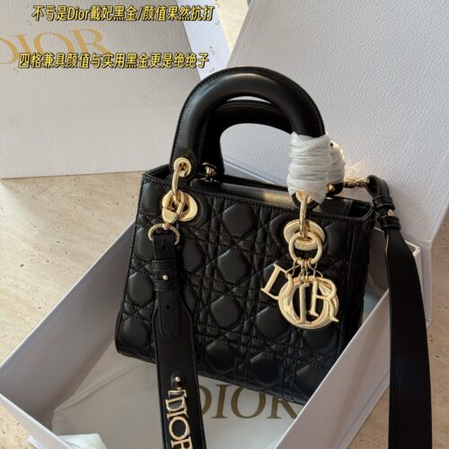 265 box
Size: 21cm (4 grids)
- Lady Black Gold returns!
D's consort, super eye-catching!
High end quality, free comparison of details,
Don't get too involved, dear!
Not bad, it's that Dior's beauty is truly formidable
