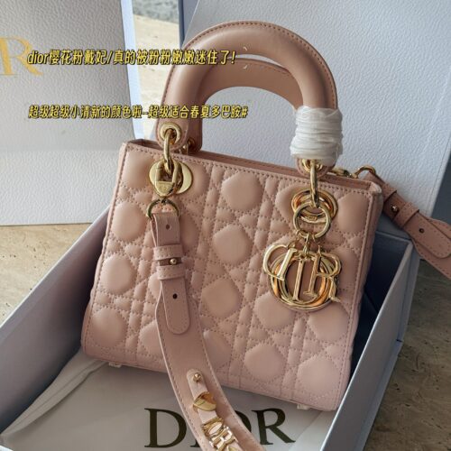 265 box
Size: 21cm (4 grids)
- Lady Sakura Pink Returns!
D's consort, super eye-catching!
High end quality, free comparison of details,
Don't get too involved, dear!
Start my summer with Dior cherry blossom powder
