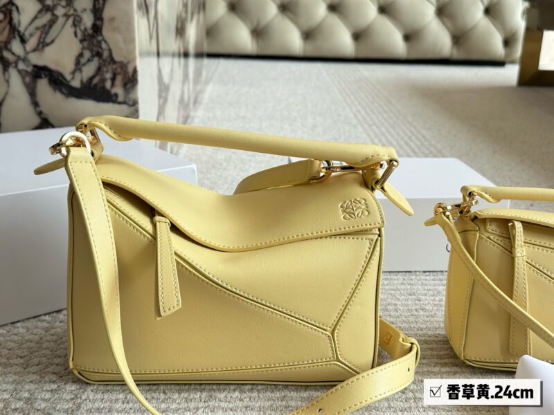4d97979ade.jpg 225 255 box
Size: 18 * 11cm (small size)
24 * 15cm (large size)
Loewe Geometry Package Puzzle
A very textured color,
Vanilla Yellow Puzzle Edge is very high-end!
?? Cowhide quality!
Completely hold on!