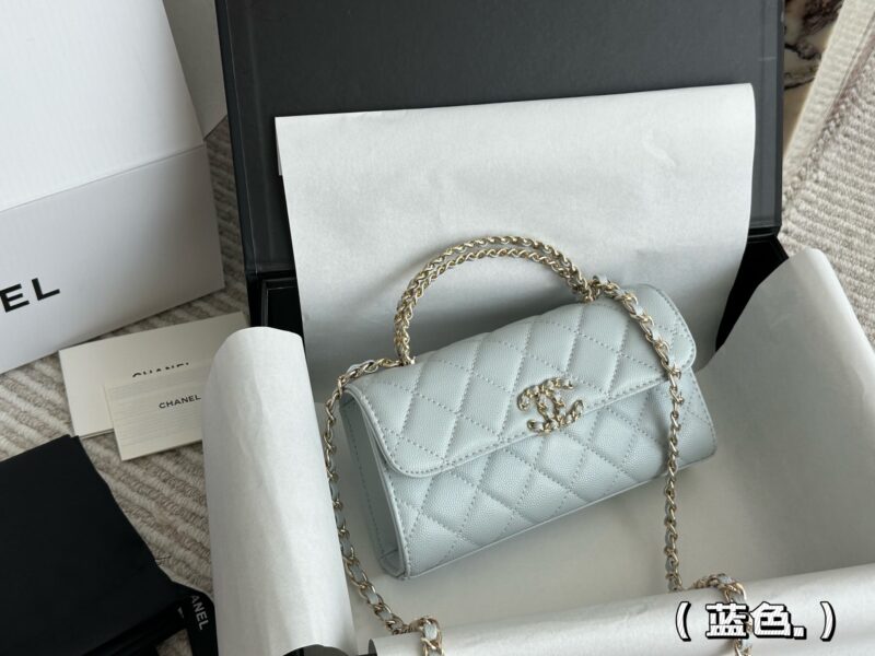 4d9d373862.jpg 210 box
size:19*10cm
Xiaoxiangjia 23Kelly Mobile Bag
This bag type is a whole love to live in
Little Kelly Grandma/Exquisite and Cute/
You can put your phone on
Can be carried by hand or slung diagonally
The caviar cowhide is too perfect!