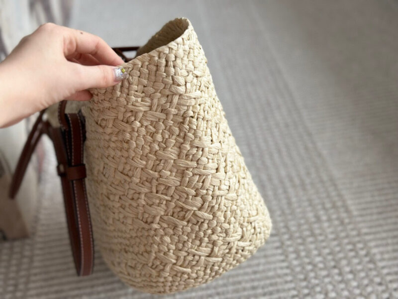 4daaa5cb97.jpg 180 without box
Size: Bottom width 30, top width 50 * height 25cm
LOEWE | Grass woven bag
Don't you have such a beautiful straw woven bag in summer?
100% suitable for vacation~
Look at the sea, look at the sea, look at the sea