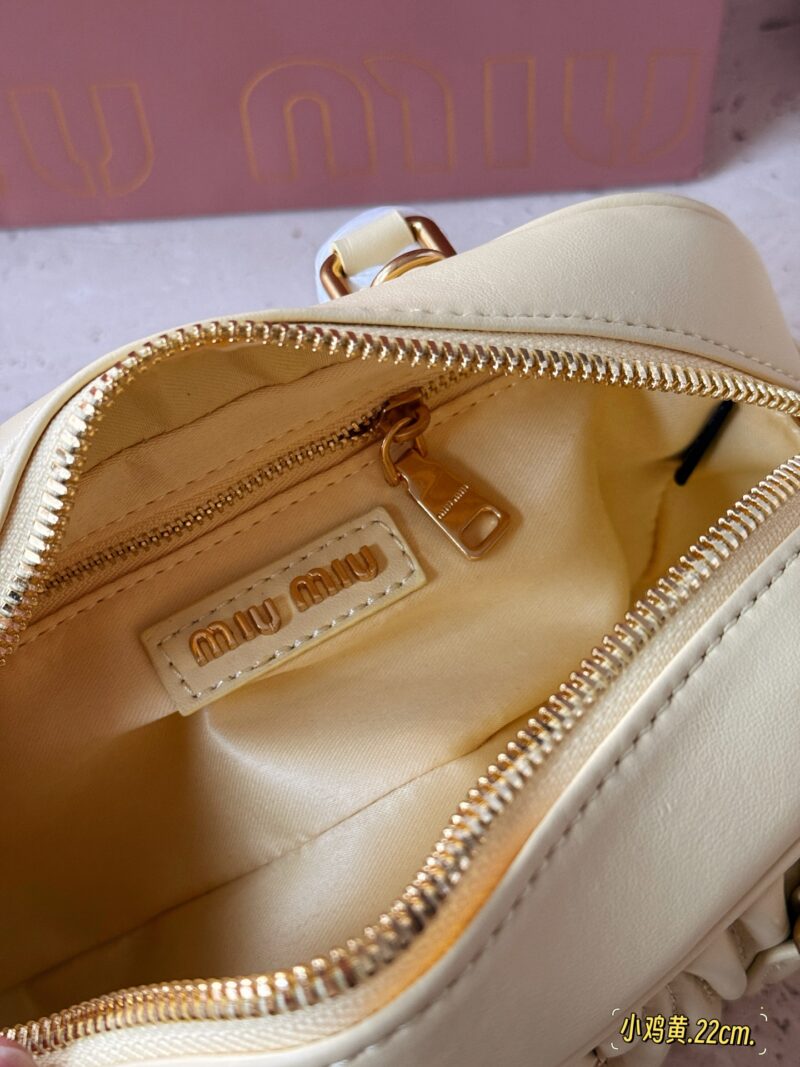 255 Upgraded Edition Box
size：22*11cm
New size of miumiu bowling ball ??
Summer New Chick Yellow
Milk shake yellow bag is super good
Summer colors~Comfortable
Can be carried by hand or slung diagonally
Full capacity~~
The appearance is Princess...