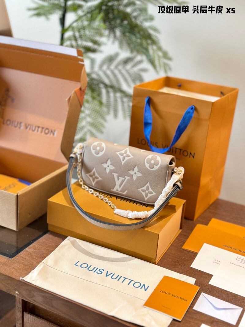 First layer cowhide original single p310
Cute bag shape yet full of elegant temperament folding box! Size 22.11
Lv Ivy Mahjong Bun
Cute bag shape yet full of elegant temperament combined with exquisite and fashionable chain underarm back
A crossbody ...