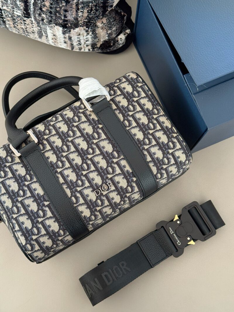 4dc0be9744.jpg 315 box
size:26*17cm
D's old flower pillow bag looks new
How cute!
Classic vintage style! Back up and be a handsome guy!
Retro has a taste and practicality!