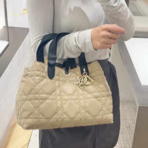 Dior Toujours Color blocked Teddy Universe Blogger's Love
Milk tea color matching! Relatively pure milk tea color is more unique! !
Medium: Too practical
It also comes with a super mini bag that can conveniently hold small things inside~
