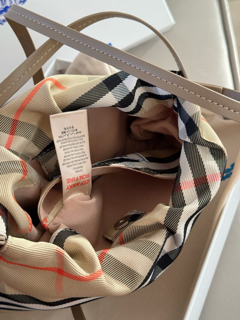 4dc447cf38.jpg 195 box
size:22*16cm
Burberry plaid cloud bag
This cloud pack is really cute
Drawstring closure is very convenient
You can put your phone mainly because the price is not too expensive