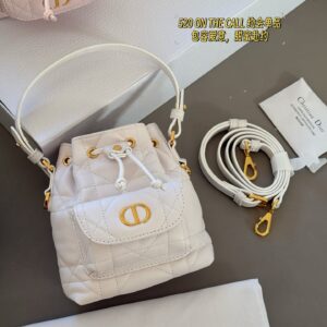 310 box cowhide
size：20*33cm
TODS's milk tea bucket bag is so delicious!
TODS's newly released bucket bag
A cute little one that combines appearance and capacity!
Can be carried diagonally or by hand
It's really convenient to go out in daily life
B...