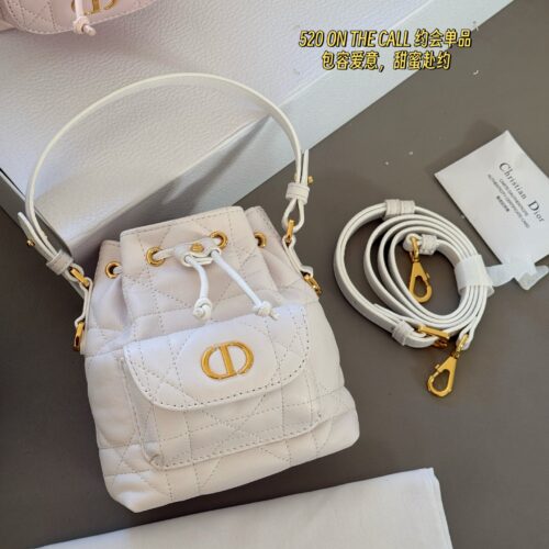 310, 330 with box cowhide
Size: 15 * 15cm (small)
20 * 24cm (large)
D Home Caro Bucket Bag
Tengge pattern design is classic and stylish!
The shoulder strap can be matched freely and is exquisite and practical~I really like it. The whole person is ele...