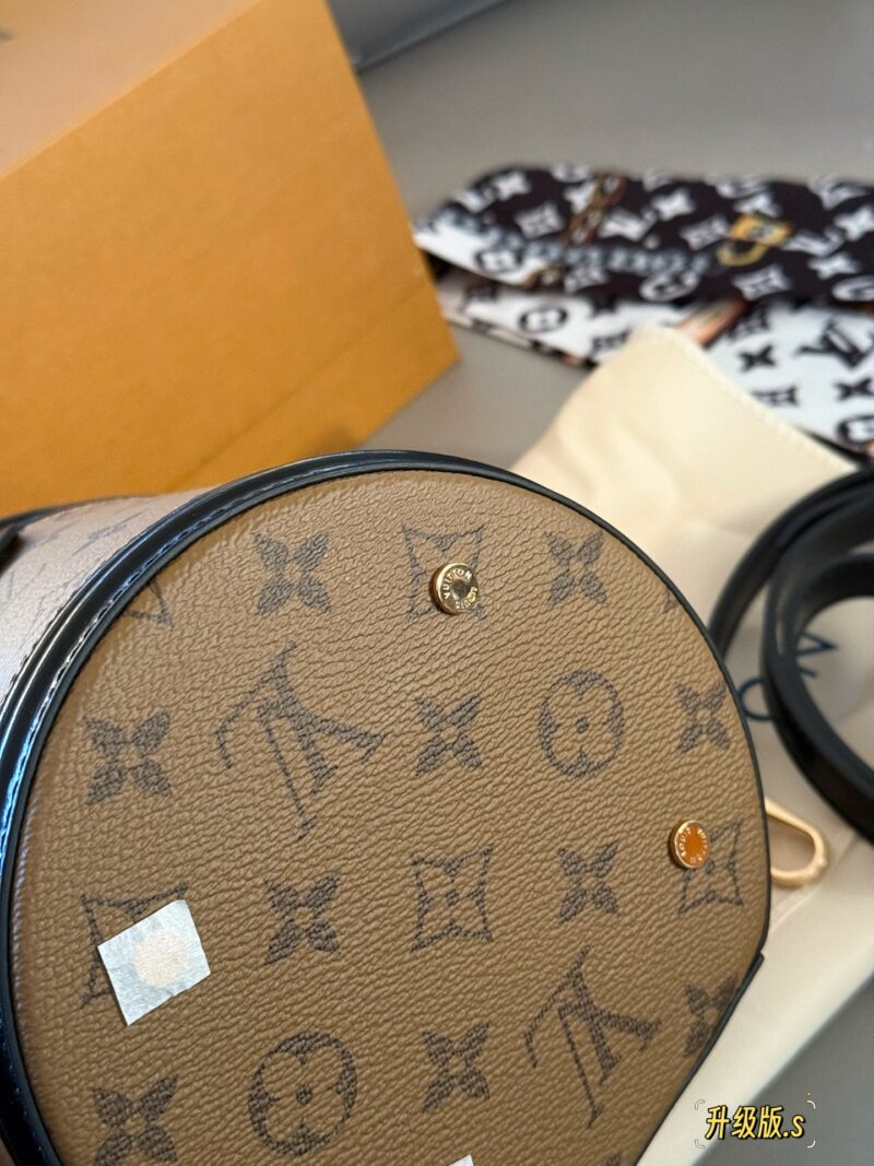 4dd79e0a6f.jpg 265 box (520 plus free silk scarf!)
size:17cm
L family cans bucket bag
Money Bucket! Money Bucket!
It's really special!
The more you use it, the more fragrant it becomes!!!
Versatile and practical black genuine leather
Original canvas coating with ...