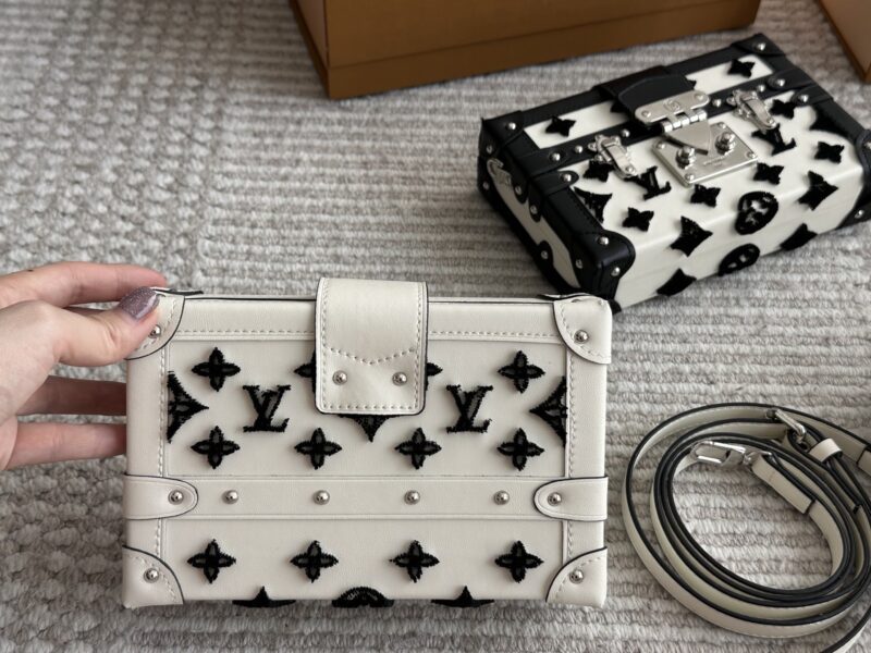 4e163083d6.jpg 265 box
size:19*12cm
L Home TRUNK Box Bag
Trunk Box Grass Planting
A and S!
Details are super fine