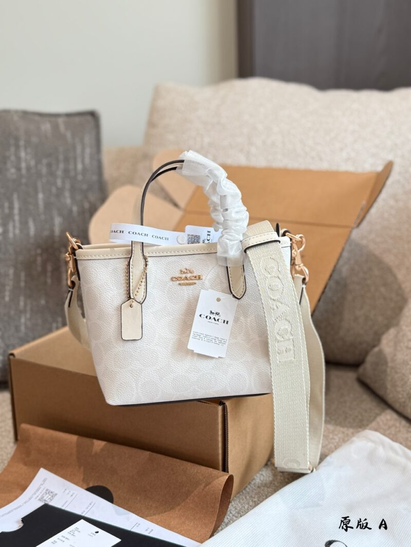 Coach Coach Mini Tote P210
Coach. New Release
Airplane box packaging
Coach's new Mini Tote
Paired with long and wide shoulder straps, it provides ample comfort and ample capacity,
It can be easily controlled in daily life
Size: 15 * 14 * 9cm