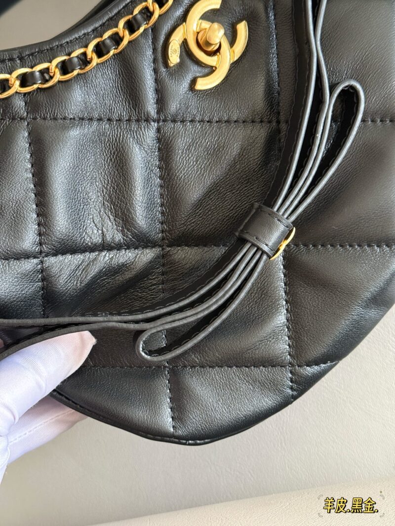 4e2a778571.jpg 310 box sheepskin
size:26*17cm
Chanel 25p hobo bow is too cute
Sheepskin texture is soft and delicate
The butterfly bow on the shoulder strap is full of luster, so loving!
The capacity is also very good. Blessed are the sisters who like single shou...