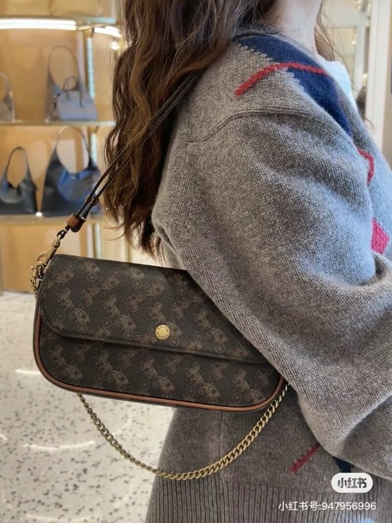 Coach's New Year's bestseller is here~
Many sisters like the brook flap chain
I am willing to become the god of cost-effectiveness for Coach for 25 years!!!
Compact and exquisite Working, commuting, leisure, and going out of the street are no problem...