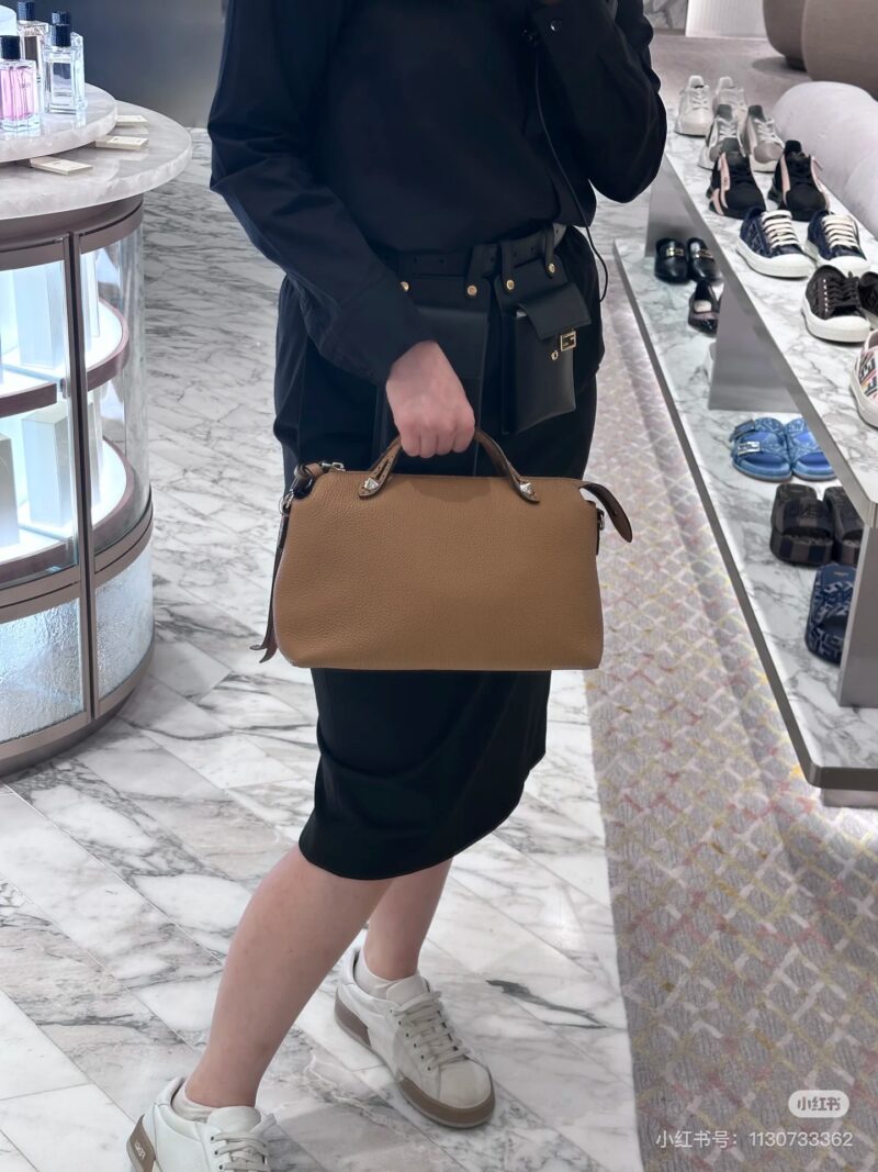 Fendi New | aBytheway New Performance
Fendi By The Way has been loved by many since its birth in 2014
This year's By The Way Seller's new performance on the runway is even more attractive! Dimensional compass
Medium size: 29 * 17 * 13
mini: 20*12*9
