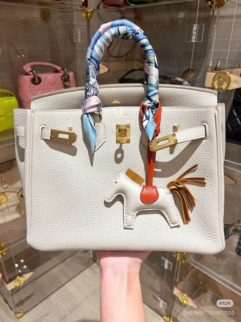 4e4b18acd3.jpg Bk30 milkshake white
BK30 milkshake white Togo leather gold buckle
I finally understand why Birkin30 milkshake is so popular!
It's just a perfectly warm and soft white with a hint of light gray, and a slightly cool tone with a hint of coolness
The wh...