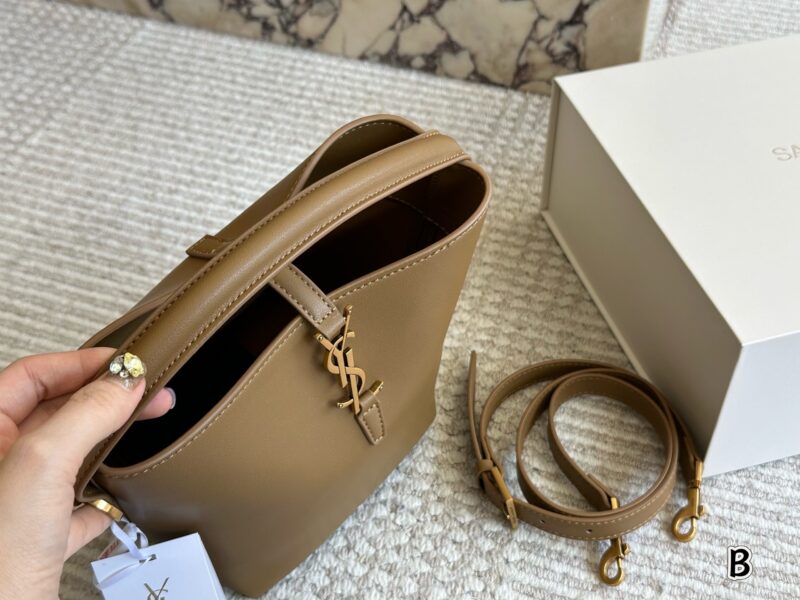 4e53e96a9f.jpg 240 (with box)
Size: 16 * 20cm (small size)
YSL Saint Laurent | Le37
Don't make the bucket bag too cute and spicy!!!!
It can be carried by hand or shoulder strap, and can be carried on one shoulder~There are various ways to carry it~
The leather is d...