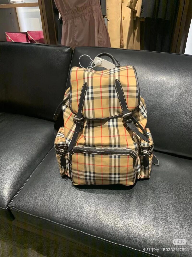 Burberry! I have learned the charm of Burberry's checkered shoulders, the god of atmosphere in ancient Greece
I love this college atmosphere full of atmosphere
Versatile and error free
Classics can always withstand the test of time