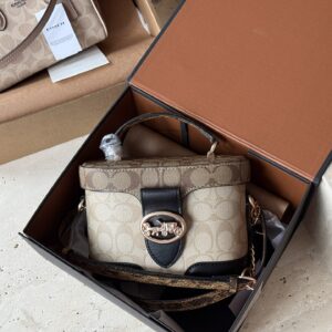 235 box
size：19*13cm
C's new model Georgie
Limited edition presbyopia box bag,
This one exudes a high-end texture,
And it's super versatile.
It's time to give yourself a seasonal bag~
Original hardware! Order version!