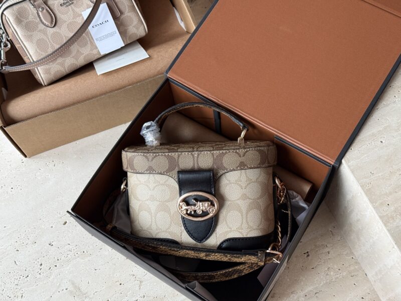 4e64f88e87.jpg 235 box
size:19*13cm
C's new model Georgie
Limited edition presbyopia box bag,
This one exudes a high-end texture,
And it's super versatile.
It's time to give yourself a seasonal bag~
Original hardware! Order version!
