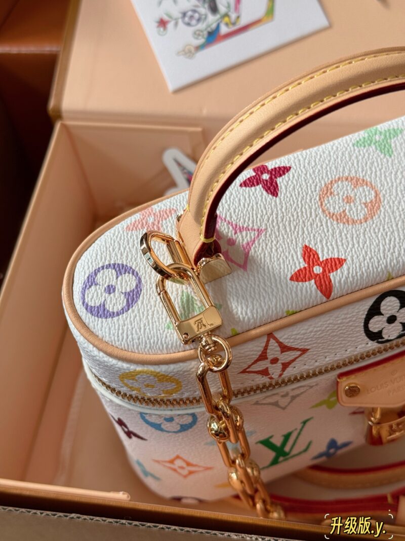 4e724e4472.jpg 280 box upgrade version
size:19*12cm
L Home Vanity Small Box White Tri Color
?? Equipped with two shoulder straps and cute dolls
Super convenient and practical!
Who really sees who falls in love
The feeling of sinking at a glance upon seeing th...