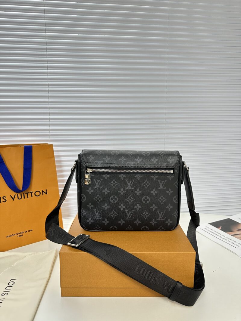 Comes with premium gift box (top of the line original order) M 46255 black flower
This District small mailman bag is more square and compact than the previous version, reinforced with Damier Graphite coated canvas for classic contours and delicate pr...