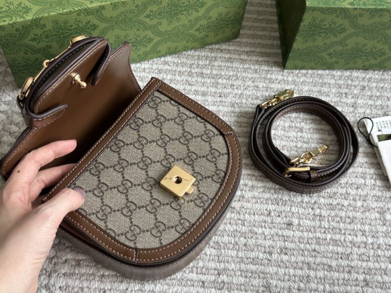 235 box
Size: 18 * 16cm
GG 23ss saddle bag
Classic coffee color, huge and cute size
? Underarm ? Cute little cross carrying!
Search GG 1955 saddle bag