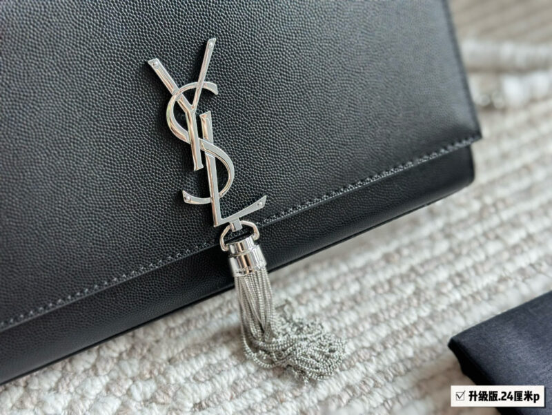 4e90526257.jpg 240 box cowhide
Size: 24 15cm (large)
YSL WoC envelope package
kate
Caviar cowhide looks particularly good in texture! Durable and wear-resistant!
? Crossarm ? Underarm