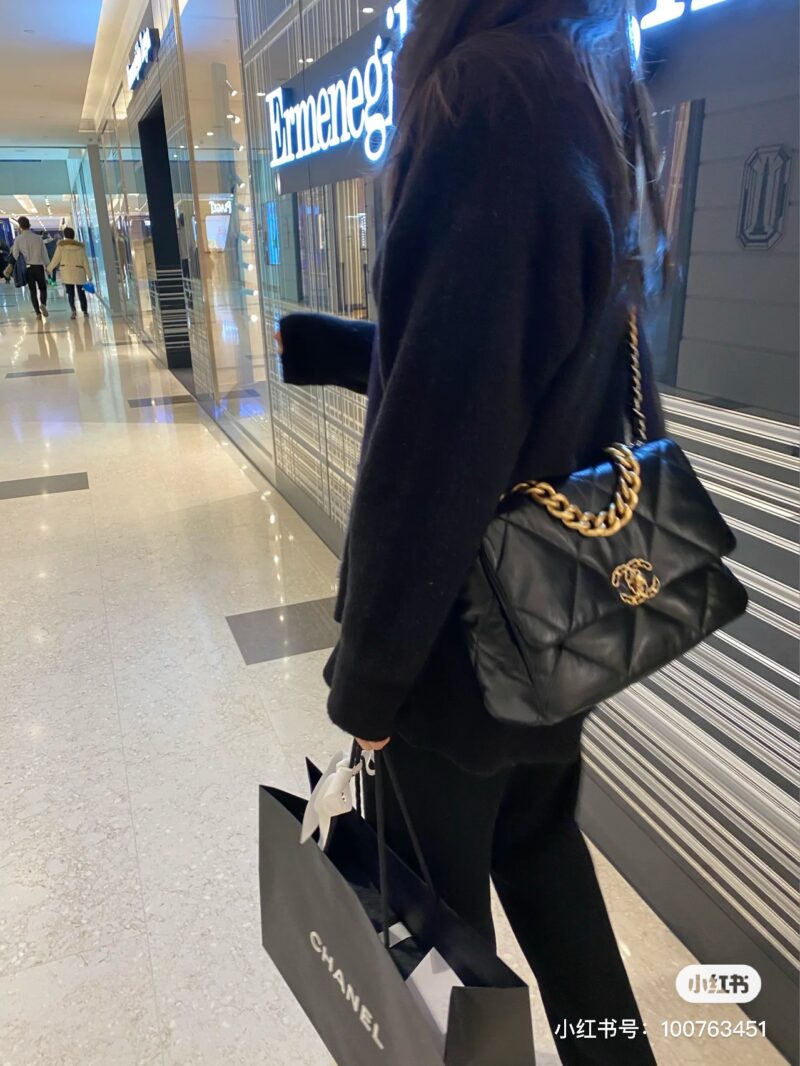 4e96054a4a.jpg Chanel 19bagI1 is a bag that can be owned by both boys and girls. There are many small fragrances in this bag, so there's no need for me to say more
The large black and gold logo has high recognition
I think the size is just right and the capacity is...