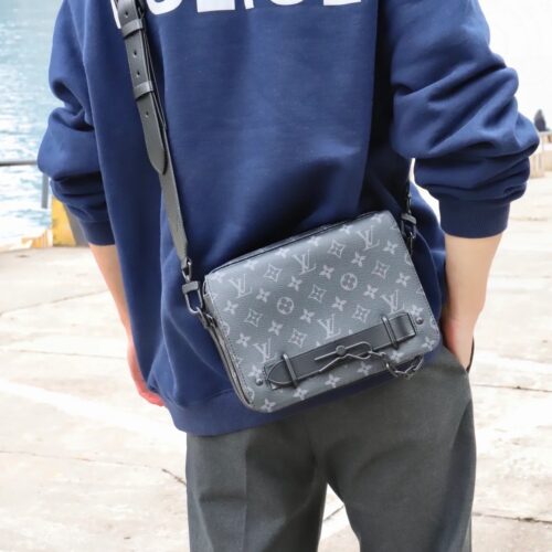 I didn't know LV Black Warrior Fragrance when I was young
Black presbyopia design is classic and unique
Full of looseness in the upper body
Wide shoulder straps are very comfortable, fashionable, and high-end
I wish I could memorize this Iv every day