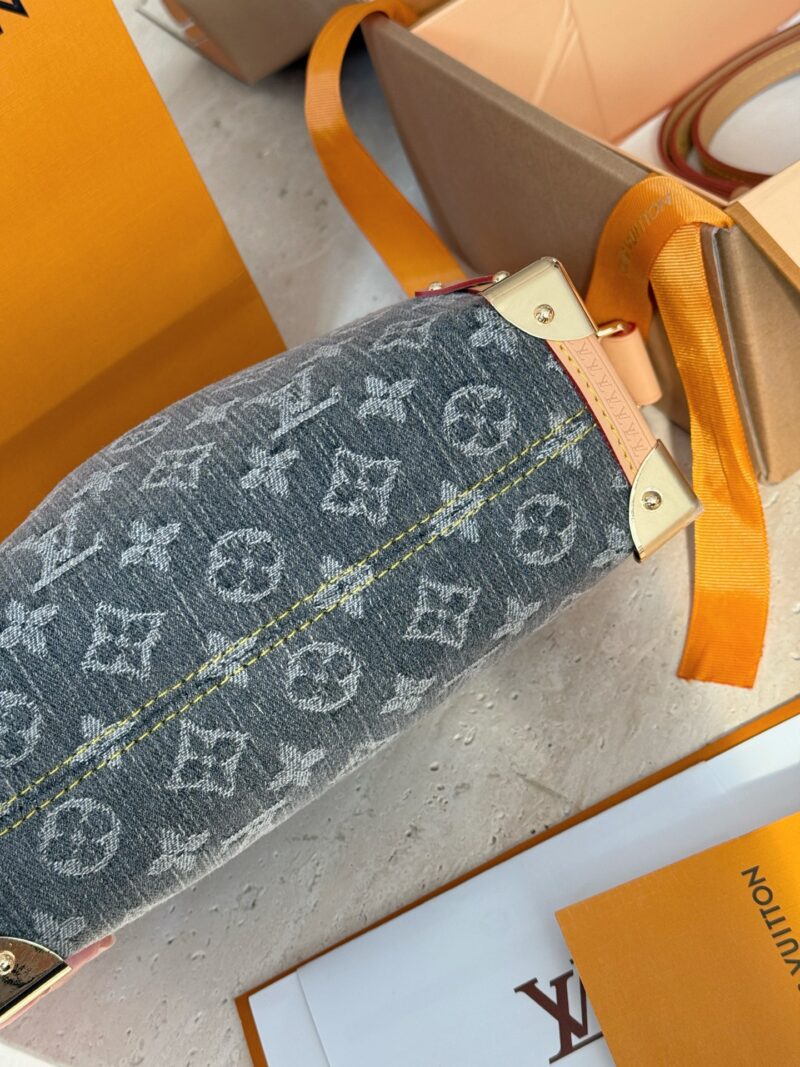 4ea33e90fe.jpg 280 boxes
size:23*16cm
Ljia 25trunk Rocket New Bag
Sidetrunk washed denim!!
This season's sailing series is all great!
√ Cowboy blue is gentle and versatile
Super Western style upupupup
Search Lv Soft Box (Box)