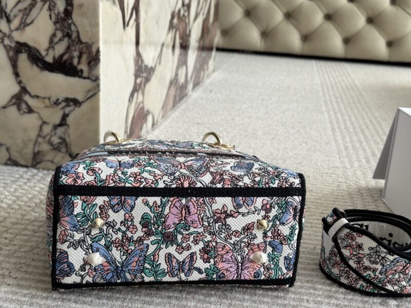 355 box
size：24*20cm
Original Jacquard Edition
D Home Embroidery Concubine Bag
Modern leisure and elegance
Embroidered wide shoulder strap
especially! especially!!!
25ss New Year's Edition