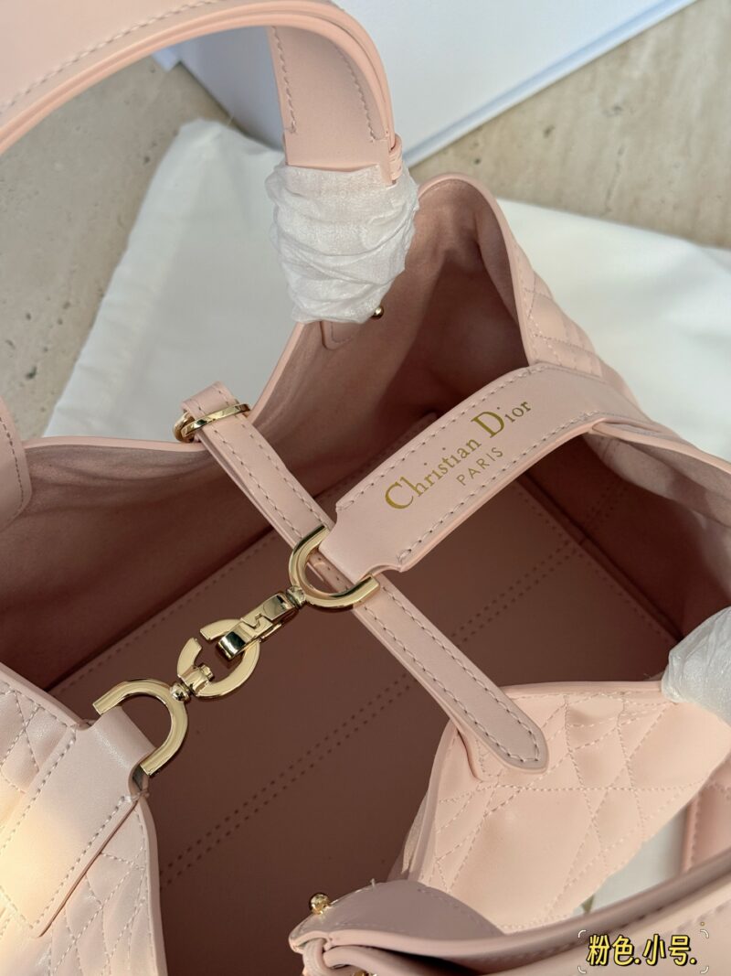 4eaeaf3792.jpg 300 310 box upgraded version again
Size: 23x15cm (small size)
28 * 21cm (large size)
D's super popular Toujours shopping bag
I personally think the bag design is really durable!
New Pink~
Cool and cute~pink powder is tender and tastes foreign!