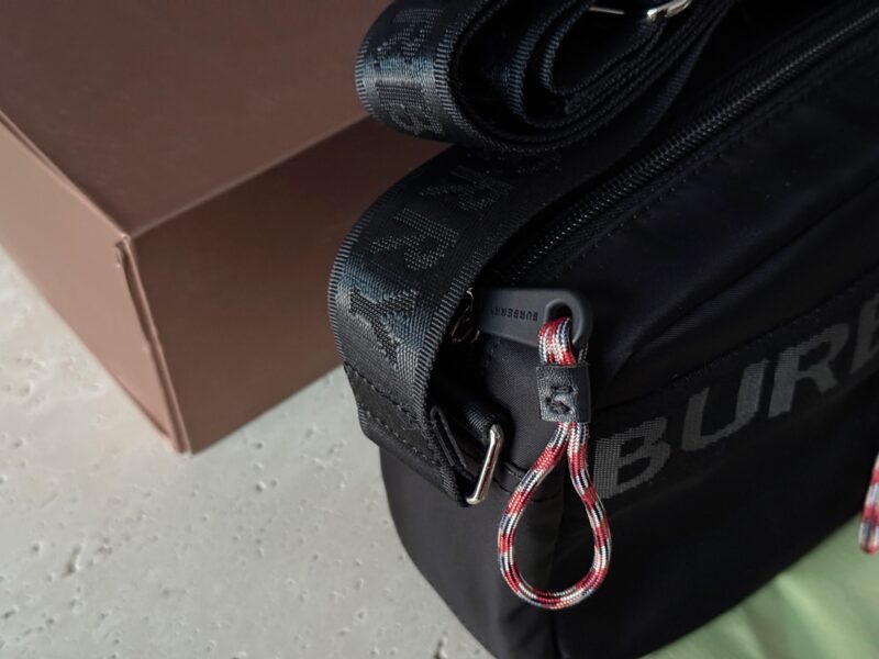 4eb070dcbd.jpg 180 fold gift box
Size: 21 * 16cm
Bur Black Camera Bag
The handbag has a card slot inside!
Traveling and staying at home is very convenient!
This is a product that can be used by children, boyfriends, girlfriends, uncles, and aunties!