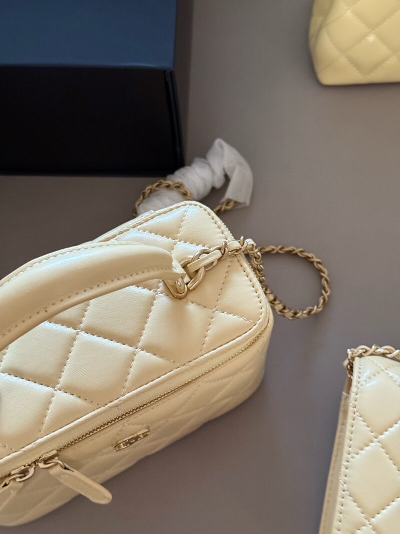 4eb6f47af6.jpg 210 Pack
size:18*10cm
Xiaoxiangjia Handle Box Bag
Your upper body is full of immortal energy!
The smooth skin feels super comfortable to the touch
Crossarm/Handheld/
Summer chicken yellow/soft fufu drops super cute/