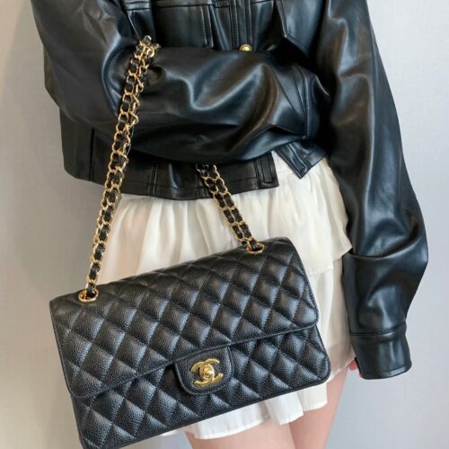 Classic timeless Chanel black gold CF
A classic never goes out of style! Chanel Black Gold Cf!
The evergreen tree in the fashion industry is undoubtedly the Chanel Cf series! The classic black and gold color scheme is Chanel's iconic design, which ca...