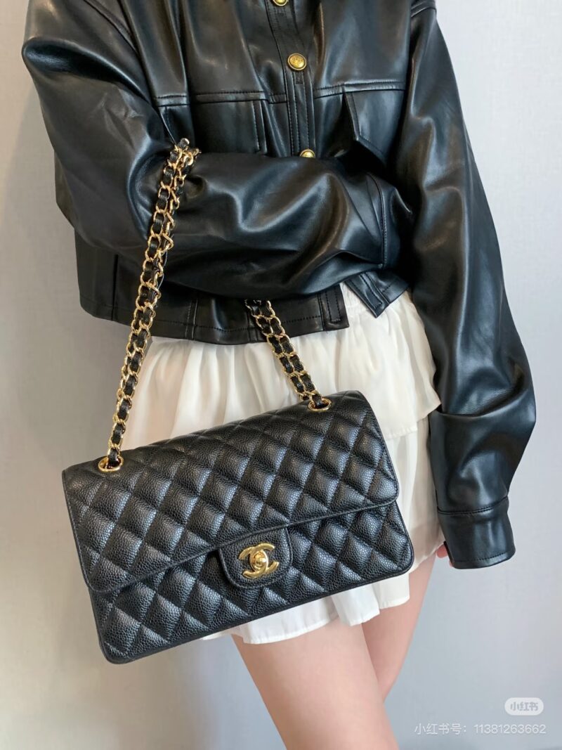 Classic timeless Chanel black gold CF
A classic never goes out of style! Chanel Black Gold Cf!
The evergreen tree in the fashion industry is undoubtedly the Chanel Cf series! The classic black and gold color scheme is Chanel's iconic design, which ca...