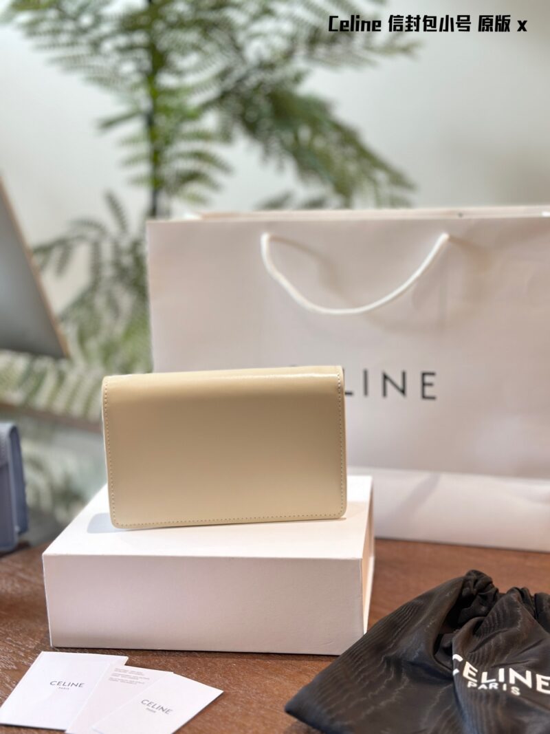 Celine envelope chain wraps are exquisitely crafted to the heart's tip
Like a love letter from a romantic girl's heart, small and exquisite, like a gentle and youthful confession. The cute size easily adapts to your light daily life, like a beautiful...