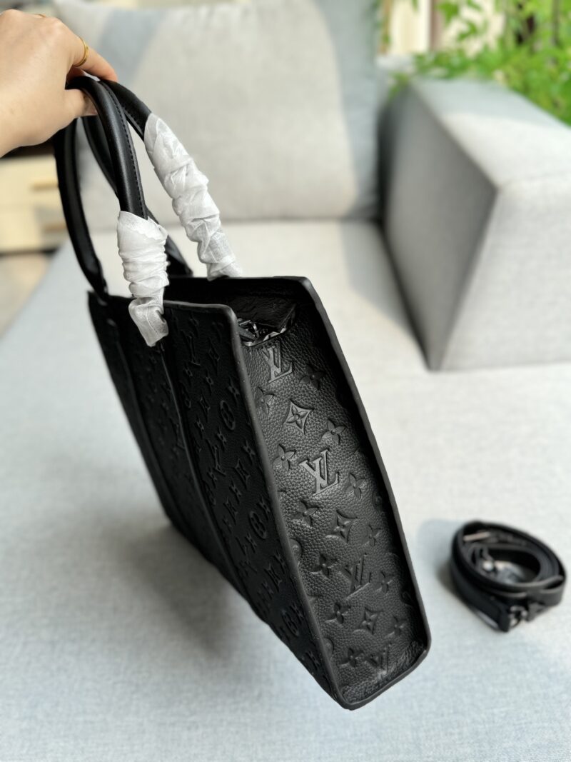 Cowhide 355
size：39×30
LV embossed music bag tote bag shopping bag handbag briefcase
Steady and atmospheric, fashionable and elegant, the classic color scheme of black and gray highlights the brand's iconic style! The embellishment of the dark pat...